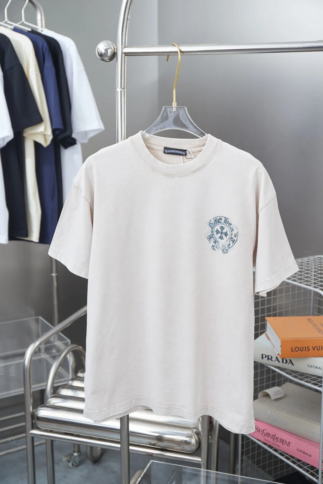 🅿️200 Ch*ome Hearte 25SS early spring new model, short-sleeved with Kro heart logo, hot diamonds, light luxury, essential item for daily commuting for men and women, correct version, welcome to compare, detailed features · 320g 100% pure cotton double yarn jersey fabric · Custom dyed in the same vat, special thickened 32 count double-strand 1X1 thread · Digital direct printing ➕ Australia imported pearlescent diamonds · Ready-to-wear dyeing Then do the faded fried snowflake process, then wash it to make it look old · General washing to improve the effect · Double-needle stitching across the seam process · Original main mark, washed tag brand moisture-proof paper packaging Color: black/apricot/green/maroon Size: S/M/L/XL